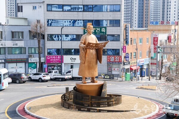 이천시 중리동 오거리에 재건립한 서희동상 모습. (사진=이천시)