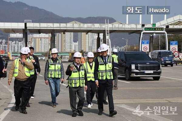주광덕 남양주시장(앞줄 가운데)이 관계자들과 함께 현장 점검을 하고 있다. (사진=남양주시)