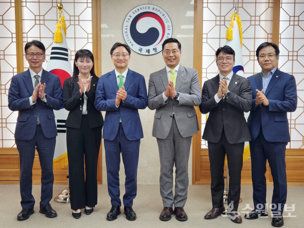 구재이 회장(오른쪽 세번째)과 임광현 국세청장(왼쪽 세번째)등이 기념촬영을 하고 있다. (사진=한국세무사회)