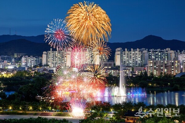 ‘만석거 새빛축제’ 불꽃놀이. (사진=수원시)