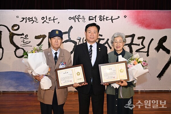 신동화 구리시의회 의장(가운데)이 유공자에게 표창을 한 뒤 기념촬영을 하고 있다. (사진=구리시의회)