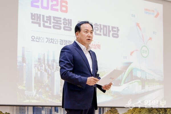 이권재 시장이 각 동을 직접 방문해 '2026 백년동행 소통한마당' 행사를 주재하며 도시개발과 교통, 생활 인프라 등 시정 주요 현안을 설명하고 있다. (사진=오산시)
