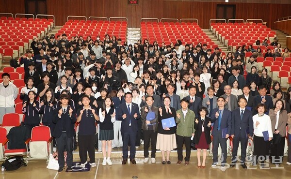 최대호 안양시장(왼쪽 네번째)이 '2026 교육사업 통합 협약 및 발대식’을 가진 뒤 관계자들과 함께 기념촬영을 하고 있다. (사진=안양시)