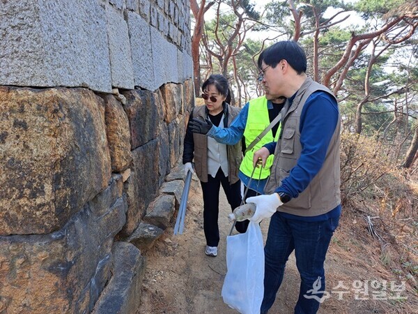 국가유산지킴이 활동에 나선 연구소 회원들이 팔달산 내 문화유산 주변의 환경을 정화하고, 훼손 상태를 점검하고 있다.(사진=이야기가 있는 역사문화연구소)
