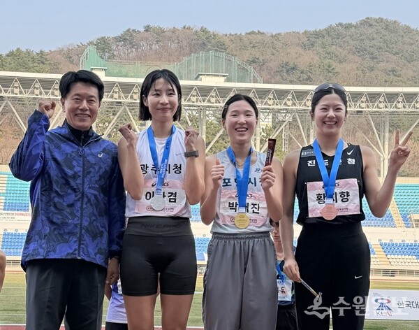 배용학 감독(왼쪽 첫번째), 이다겸 선수(왼쪽 두번째) 등이 은메달을 차지한 뒤 기념촬영을 하고 있다. (사진=경기 광주시육상연맹)
