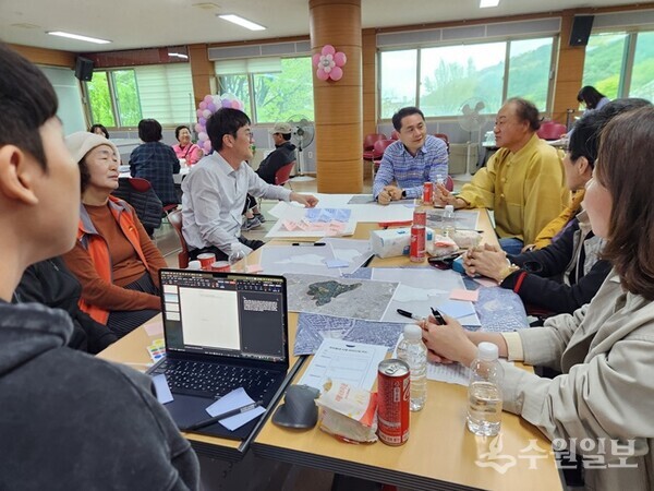 수원시 팔달구 행궁동 주민들이 중장기 발전 방향을 담은 우리동네 자치계획 수립을 위한 회의를 하고 있다.(사진=수원시)