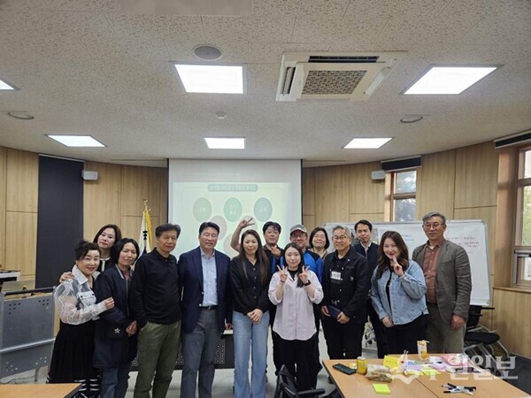 수원시 영통구 원천동 주민들로 구성된 자치계획수립단이 회의 후 기념촬영을 하고 있다.(사진=수원시)