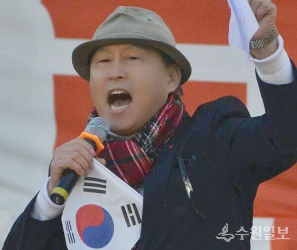 송만기 국민의힘 양평군의원 예비후보가 광화문 보수집회에 사회자로 나선 모습. (사진=송만기 양평군의원 예비후보)
