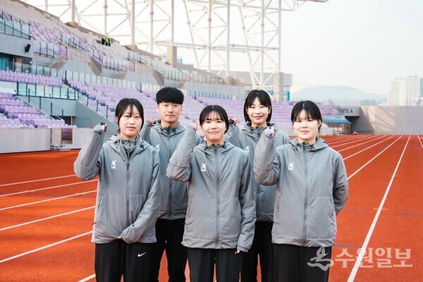 광주에서 열리는 ‘제72회 경기도종합체육대회’를 앞두고 광주시청 육상팀이 G스타디움 트랙에서 화이팅을 외치고 있다. (사진=광주시)
