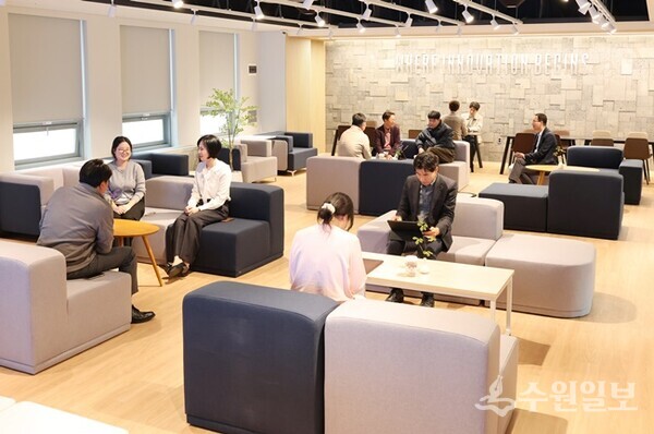 경기창업혁신공간 남부권(수원)에서 입주기업 직원들이 자유롭게 미팅을 하고 있다. (사진=경과원)