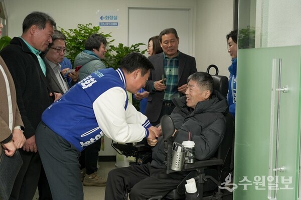신동화 구리시장 예비후보가 장애인과 담소를 나누고 있다. (사진=신동화 구리시장 예비후보)