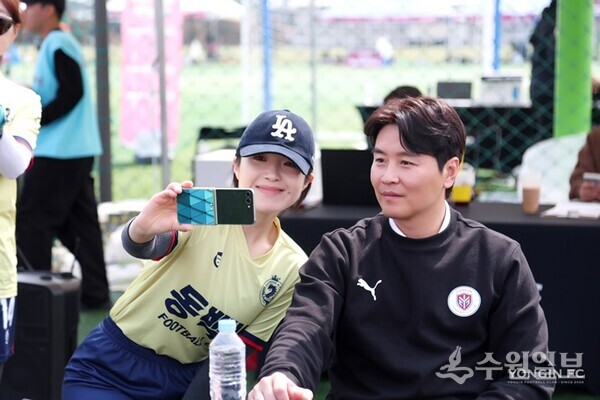 용인FC 이동국 테크니컬 디렉터(오른쪽)이 팬미팅을 가지면서 기념촬영을 하고 있다. (사진=용인FC)