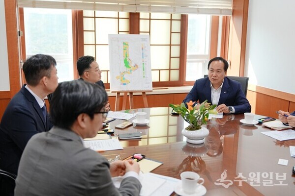 이권재 오산시장(오른쪽)이 2일 한국토지주택공사를 방문, LH 관계자들과 세교3신도시 사업 조기 추진 방안 등에 대해 논의를 하고 있다. (사진=오산시)