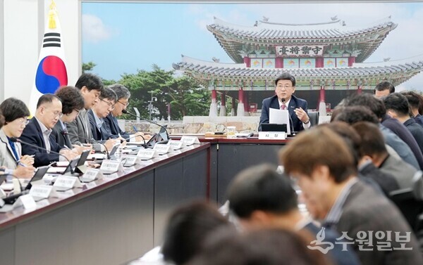 방세환 광주시장(정면)이 확대간부회의를 주재하고 있다. (사진=광주시)