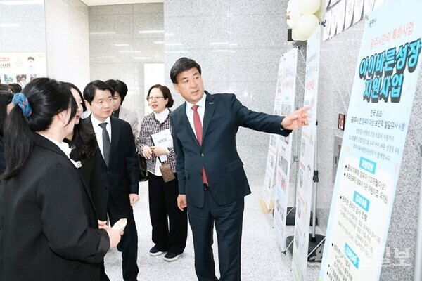 방세환 시장(정면)이 작품 전시회를 둘러보고 있다. (사진=광주시)