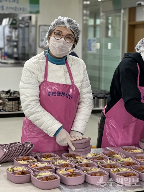 임연옥 구리시 나선거구 의원 예비후보가 반찬봉사활동을 하고 있다. (사진=임연옥 구리시의원 예비후보)