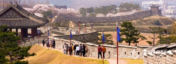관광객과 시민들이 수원화성 성곽길 중 동장대(연무대) 주변을 걷고 있다..(사진=수원시)