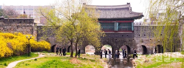 시민들이 수원화성 성곽길 중 북수문(화홍문) 앞 징검다리를 건너고 있다.(사진=수원시)