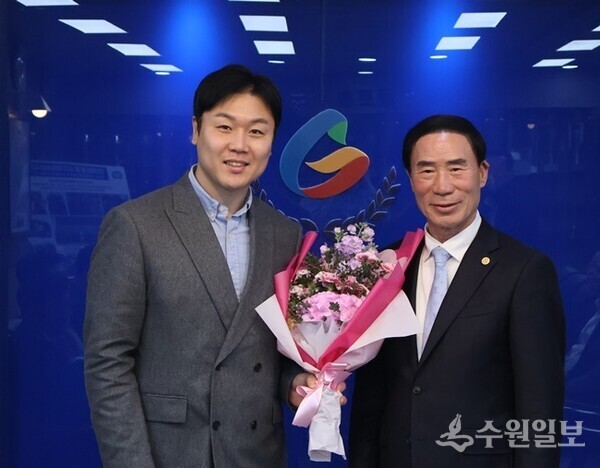 이원성 경기도체육회장(오른쪽)과 원윤종 IOC 선수위원이 기념촬영을 하고 있다. (사진=경기도체육회)
