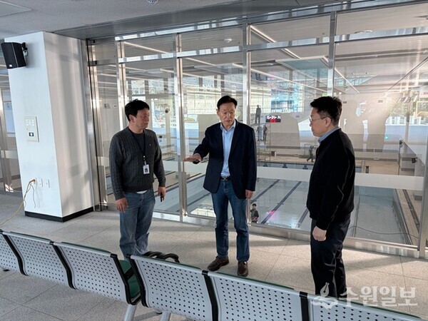 이계문 남양주도시공사 사장(가운데)이 관계자들과 함께 평내체육문화센터를 최종적으로 점검을 하고 있다. (사진=남양주도시공사)