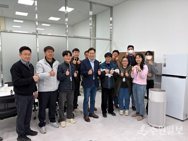 이계문 사장(가운데)이 평내체육문화센터 직원들과 간담회를 가진 뒤 기념촬영을 하고 있다. (사진=남양주도시공사)