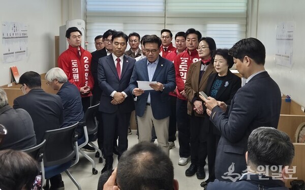김철현 국민의힘 안양시장 예비후보(오른쪽 정면)가 기자회견문을 읽고 있다. (사진=김철현 국민의힘 안양시장 예비후보)