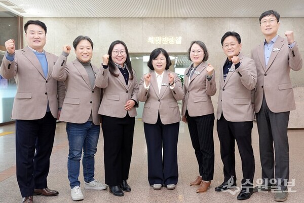 수원시 새빛민원실 베테랑 공무원들. (사진=수원시)