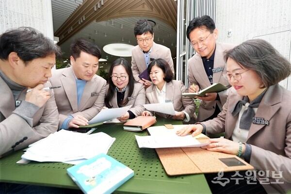 수원시 새빛민원실의 베테랑 공무원들이 회의를 하고 있다. (사진=수원시)