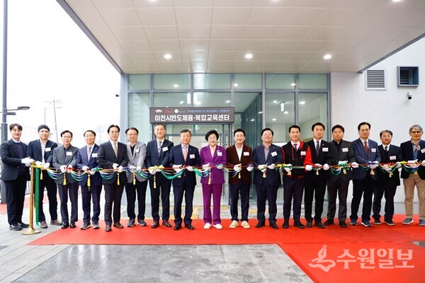 김경희 이천시장(가운데)이 '한국폴리텍대학 이천시 반도체 융복합교육센터' 개소식에서 관계자들과 기념테이프를 자르고 있다. (사진=이천시)