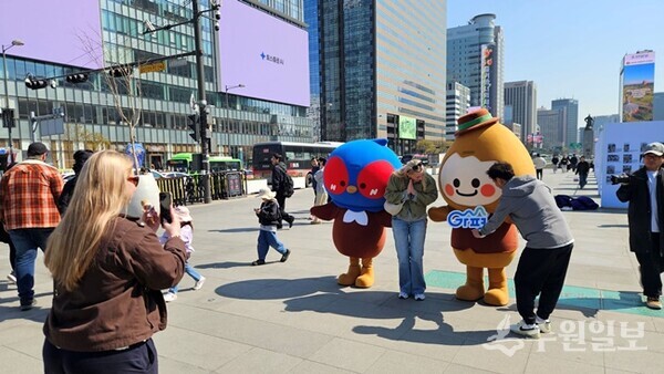 가평군 공무원들이 ‘갓평이’와 ‘송송이’를 앞세워 서울 도심 한복판에서 이색적인 홍보전을 펼치고 있다.(사진=가평군)