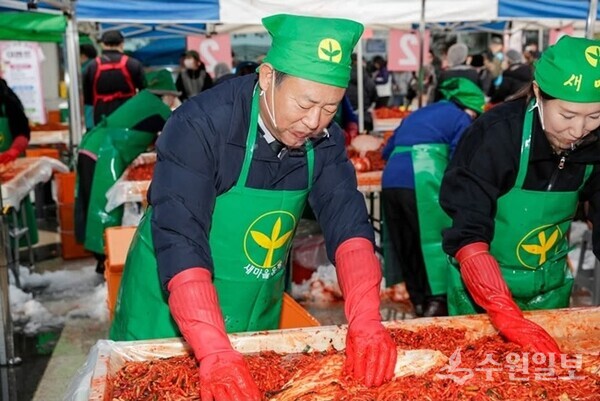 신동화 구리시장 예비후보가 '배고픔 없는 도시, 구리를 반드시 실현하겠다"며 김장김치 봉사활동을 벌이고 있다. (사진=신동화 구리시장 예비후보)