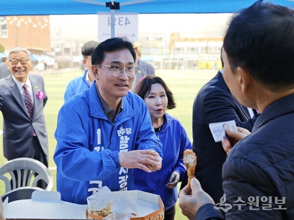 김석구 광주시장 예비후보가 유권자들에게 인사를 하고 있다. (사진=김석구 광주시장 예비후보)