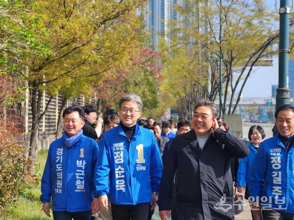 정순욱 더불어민주당 의왕시장 예비후보(왼쪽 두번째)가 11일 오후 배우 이원종(오른쪽 두번째)과 의왕 오전로 사거리 일대에서 소상공인 상가 경청투어를 하고 있다. (사진=정순욱 의왕시장 예비후보)