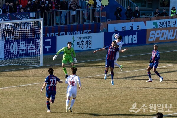 수원FC가 경기를 하는 모습. (사진=수원시)