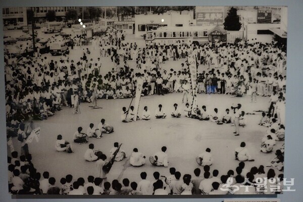 1987년 6월 항쟁 당시 수원역 광장에 모인 학생과 시민들.