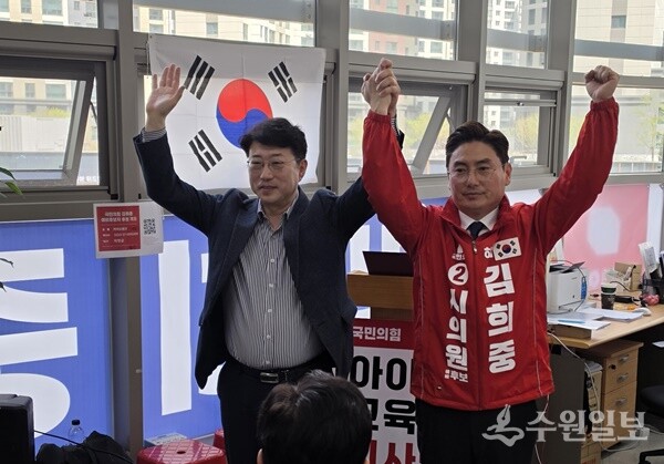 김희중 국민의힘 하남시의원예비후보(오른쪽)가 만세를 외치고 있다. (사진=김희중 하남시의원 예비후보)