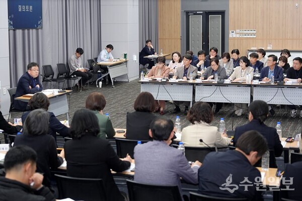 김현수 수원시 제1부시장(왼쪽)이 ‘2026-2027 수원 방문의 해 부서별 추진상황 보고회’를 주재하고 있다. (사진=수원시)