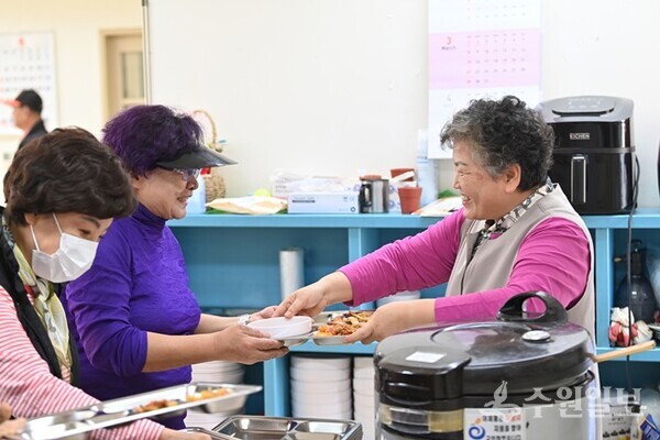 하남시 미사강변 경로당을 찾은 어르신들이 차례로 배식을 받으며 점심시간을 보내고 있다. (사진=하남시)