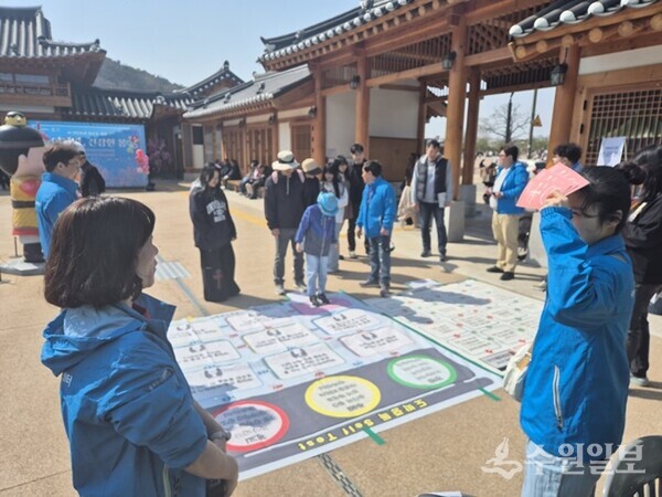 수원시중독관리통합지원센터가 정조테마공연장에서 도박 중독 예방을 위한 캠페인을 진행하고 있다.(사진=수원시)