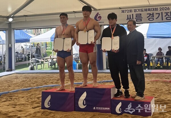 용인특례시 소속 박민교 선수가 씨름 역사급에서 금메달을 차지한 뒤 시상대에서 기념사진 촬영을 하고 있다. (사진=용인시)