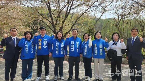 김석구 더불어민주당 광주시장 예비후보(가운데)가 현직 시도의원, 6․3 지방선거 출마자들과 함께 ‘원팀’을 선언한 뒤 파이팅을 외치고 있다. (사진=김석구 광주시장 예비후보)