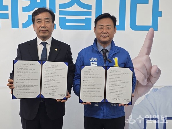신동화 구리시장 예비후보(오른쪽)와 권봉수 예비후보가 ‘구리시 혁신과 승리를 위한 공동선언문’을 발표한뒤 기념촬영을 하고 있다. (사진=신동화 구리시장 예비후보)
