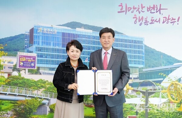 방세환 광주시장(오른쪽)이 사랑의장기기증운동본부로부터 홍보대사 위촉장을 받은 뒤 기념촬영을 하고 있다. (사진=광주시)