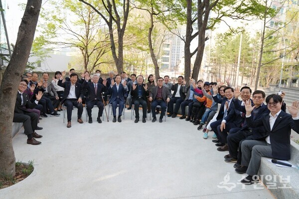 ‘세무사길’ 준공식을 마치고 구재이 회장(오른쪽 세번째)을 비롯, 행사에 참석한 역대 회장, 임원, 지역주민 등이 기념촬영을 하고 있다. (사진=한국세무사회)