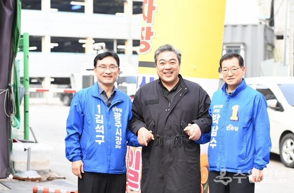 박남수 전 광주도시관리공사 사장(오른쪽 첫번째)이 지난달 28일 경안시장에서 이원종 배우(가운데), 김석구 예비후보와 기념촬영을 하고 있다. (사진=김석구 광주시장 예비후보)