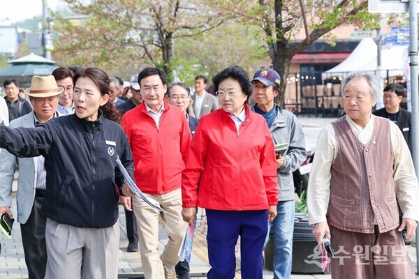 김경희 이천시장(가운데)이 제40회 이천도자기축제의 성공적인 개최를 위한 행사장을 둘러보고 있다. (사진=이천시)