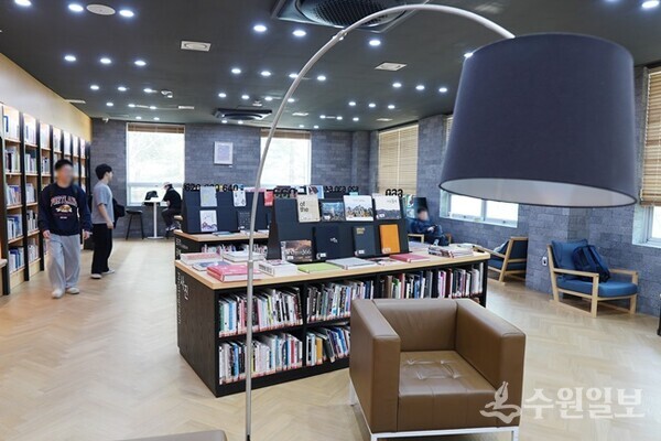 수원시 북수원도서관의 특화 자료실에서 시민이 책을 읽고 있다. (사진=수원시)