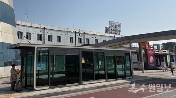 여주시가 여주역앞에 설치한 스마트 승강장 모습. (사진=여주시)