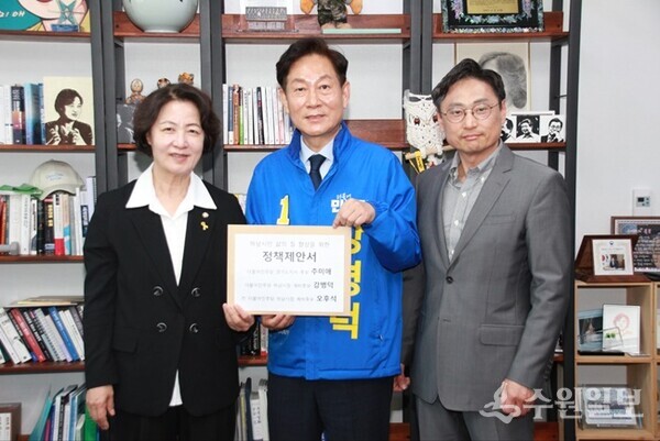 강병덕 예비후보(가운데)와 오후석 전 예비후보(오른쪽)가 추미애 경기도지사 후보에게 정책제안서를 전달한 뒤 기념촬영을 하고 있다. (사진=강병덕 하남시장 예비후보)