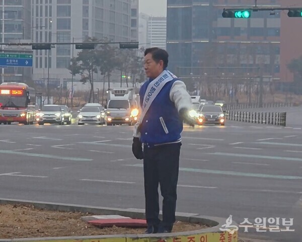 강병덕 더불어민주당 하남시장 예비후보가 하남시 황산 사거리에서 시민들에게 인사를 하고 있다. (사진=강병덕 하남시장 예비후보)